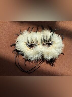 Feathered Masquerade Eye Mask - Cream